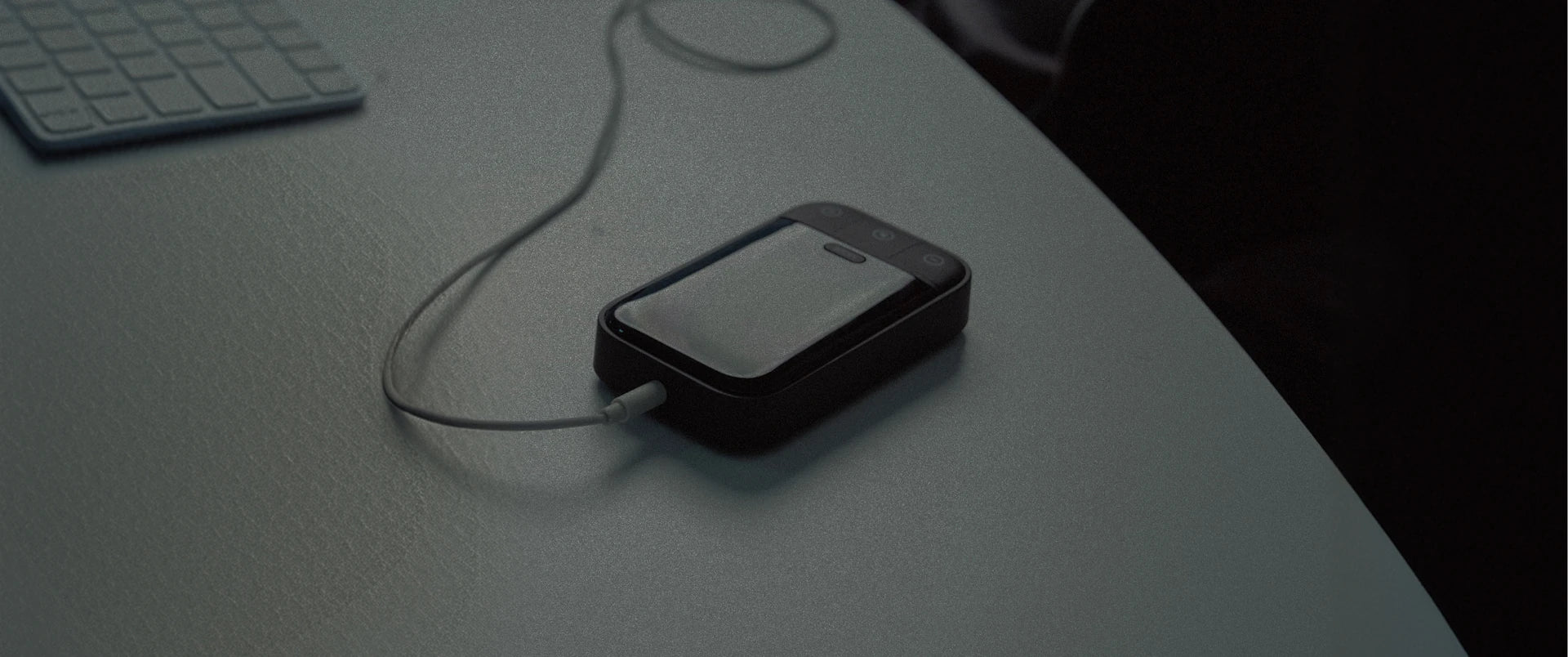 Vita Mini Gerät auf einem Schreibtisch